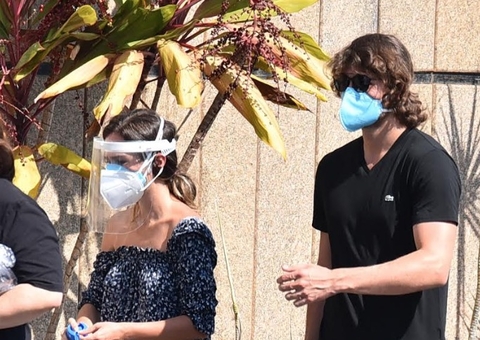 Tatá Werneck, Majella e mais amigos chegam para despedida de Paulo Gustavo