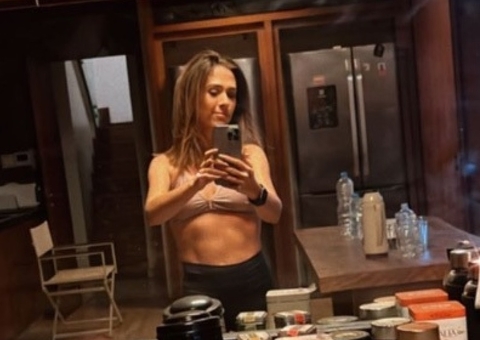 Tatá Werneck exibe tanquinho trincado em foto: ‘mostrar que estou malhando’