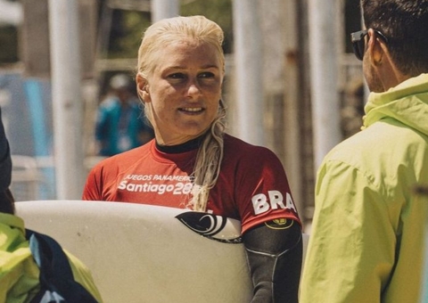 Tati Weston-Webb conquista ouro e salva dia do surfe brasileiro