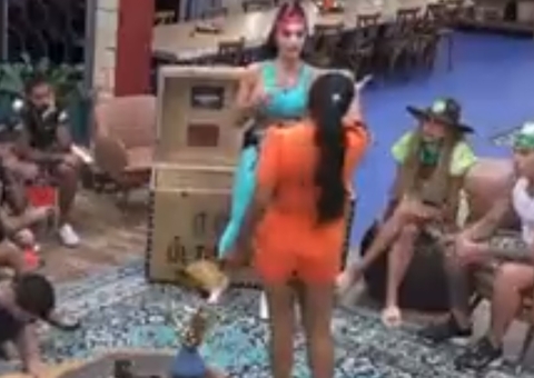 Tati Quebra Barraco 'berra' com Aline e peoas batem boca: 'fica na tua, p****!'