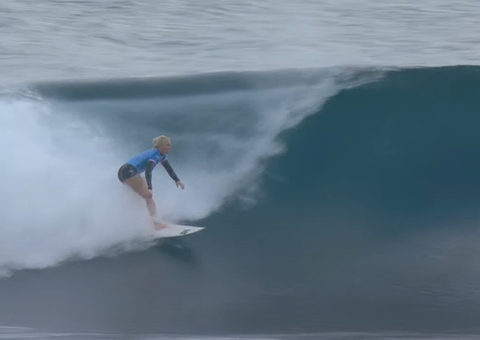 Brasileira Tati Weston-Webb conquista medalha de prata no surfe feminino
