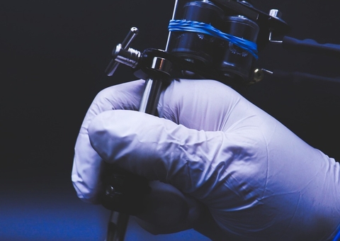 Tatuadora é condenada após esquecer letra e escrever 'lembraça' em cliente