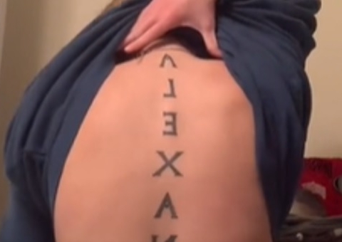 Jovem faz tatuagem gigante com o nome do namorado e termina 1 semana depois