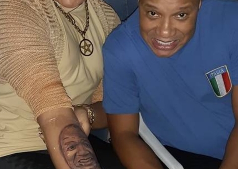 Mc que acusa vocalista do Molejo de estupro explica tatuagem: ‘pacto’ 