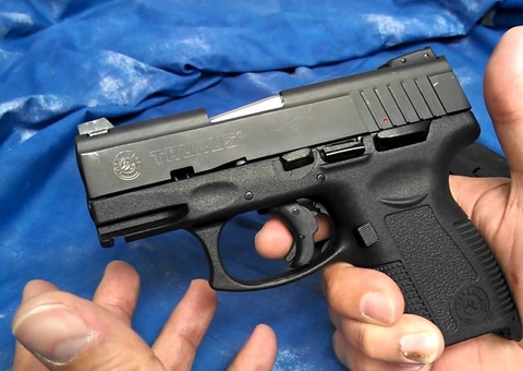 Homem armado tenta fugir da polícia pelo bueiro mas acaba preso em Manaus