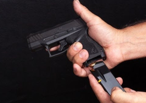 Investigador da PC é vítima de criminosos e tem arma roubada em Manaus