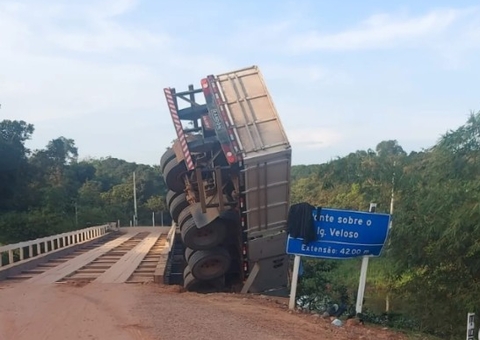 Carreta despenca em igarapé ao tentar atravessar ponte na BR-319