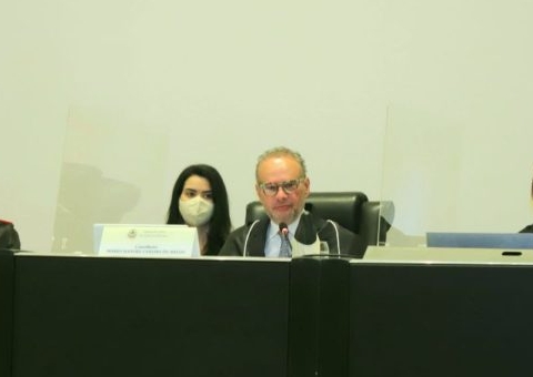 Presidente do TCE-AM se emociona em despedida do cargo na última sessão de 2021