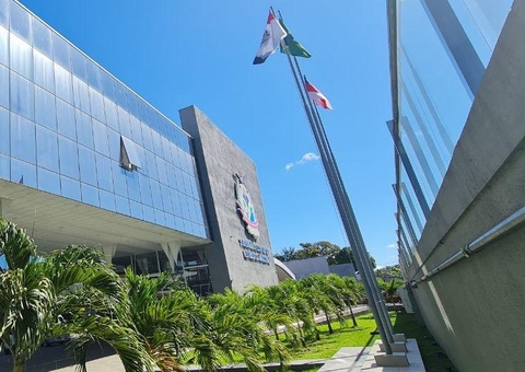 TCE-AM nomeia aprovados em concurso público 