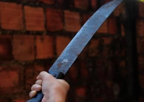 Mulher quase tem braço decepado ao ser atacada a terçadada em Manaus