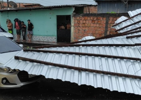 Telhado é arrancado durante temporal e desaba sobre carros em Manaus