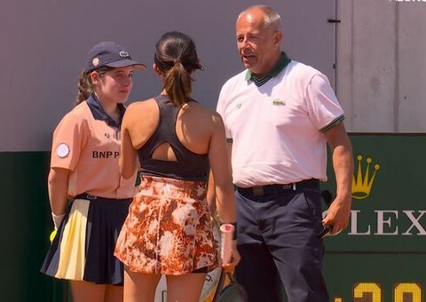 Tenista se desculpa por fazer boleira chorar com bolada em Roland Garros