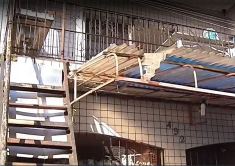 Homem fica ferido ao matar esposa e subir em poste para ser eletrocutado