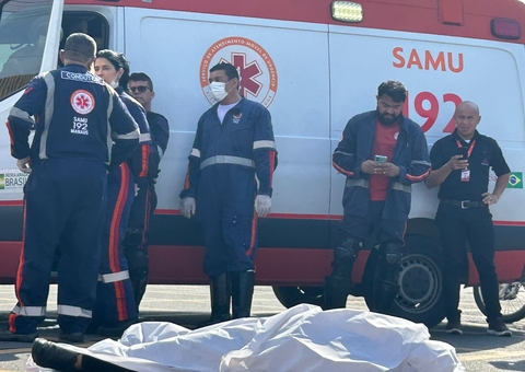 Mulher morre em colisão entre motocicleta e ônibus articulado na Av. Max Teixeira