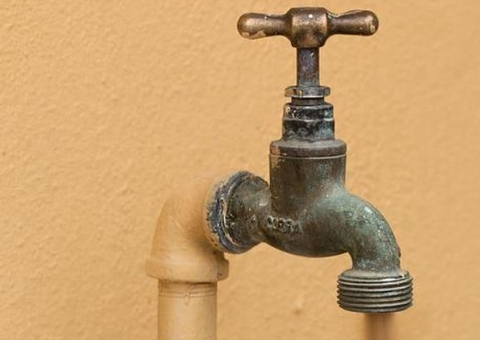 Novo vazamento em reservatório suspende abastecimento de água em bairros de Manaus