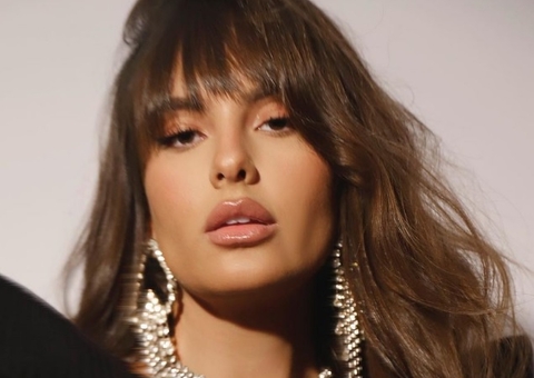 Ex-BBB Thais abre o jogo sobre esconder a testa com franja