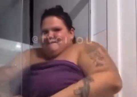 Thaís Carla se revolta após alugar casa e não conseguir entrar no box do banheiro; vídeo