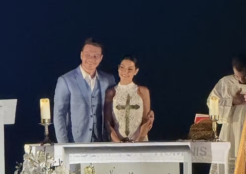Com direito a serenata, Michel Teló e Thais Fersoza renovam votos em festão