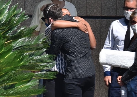 Marido de Paulo Gustavo, família e amigos chegam para a cremação