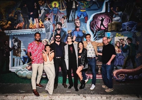 Elenco de 'The Boys' visita mural da série no Beco do Batman e assiste jogo do Palmeiras em SP