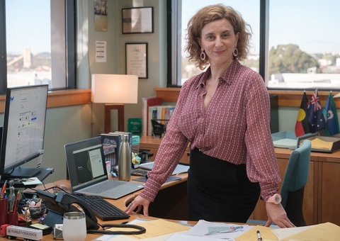 Com protagonista feminina, versão australiana de The Office ganha trailer