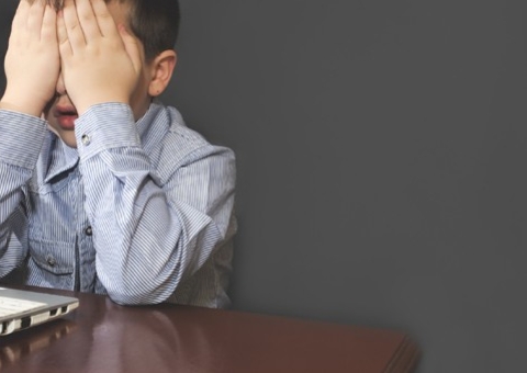 Crianças são surpreendidas por vídeo pornográfico durante aula online