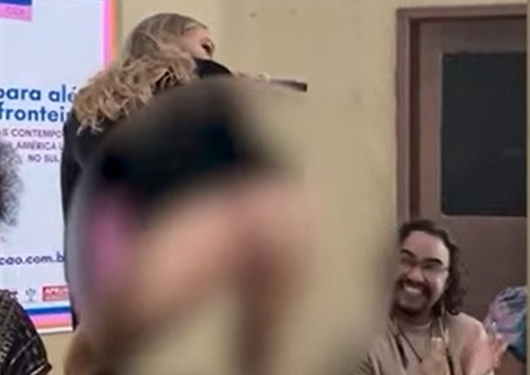 Em vídeo, cantora mostra bunda durante palestra em universidade: 'Se aprende com tesão'