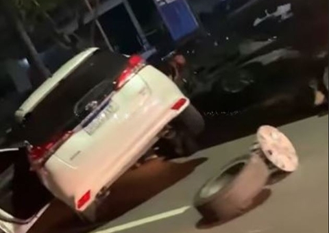 Roda de carro é arrancada em acidente violento na av. Djalma Batista em Manaus
