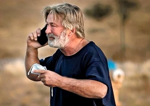 Investigadores de 'Rust' obtêm mandado de busca para apreender celular de Alec Baldwin