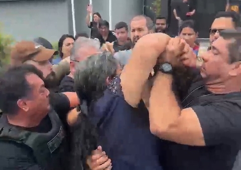 Familiares se revoltam e agridem suspeito de matar motorista de app em Manaus; veja vídeo