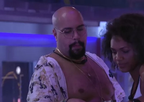 Bêbado, Tiago Abravanel faz xixi nas calças durante festa do BBB22