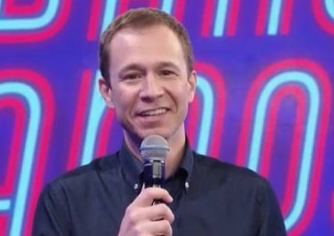 Tiago Leifert surge 'fantasiado' de Faustão e diverte web 