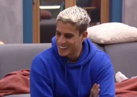 Tiago Ramos diz que vai ‘fumar um beck de 7 metros’ e câmera é cortada