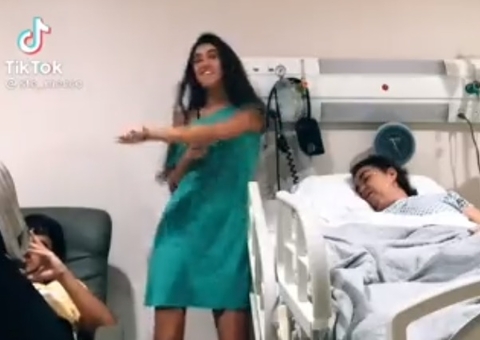 TikToker viraliza ao gravar dancinha ao lado de mãe no leito de morte