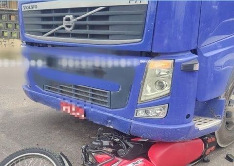 Motociclista fica ferido ao ser atropelado por caminhão em Manaus