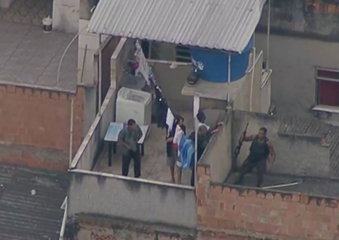 PC morre e passageiros de metrô são baleados em operação no Jacarezinho