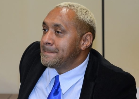 Reeleito deputado federal, Tiririca surge usando calcinha da esposa