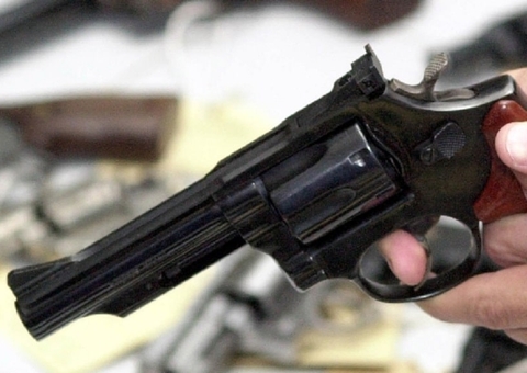 Homem se irrita com chacota e atira contra jovens em rua de Manaus