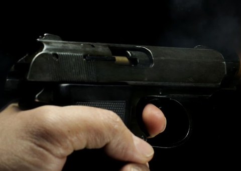 Homem reage a assalto e deixa criminoso baleado no Centro de Manaus 