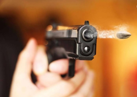 Jovem é baleado por pistoleiro misterioso em Manaus