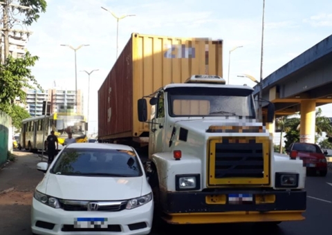 Acidente entre carro e carreta na Bola do Coroado deixa trânsito caótico