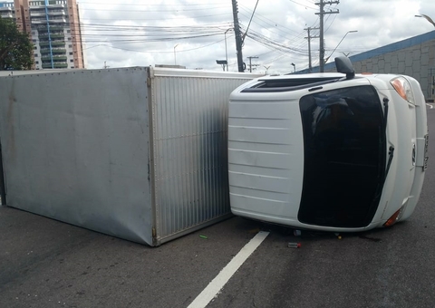 Caminhão tomba no meio de rotatória ao tentar evitar acidente em Manaus
