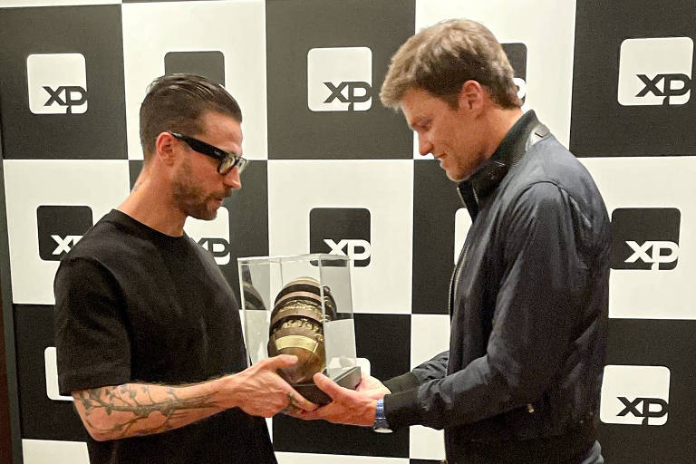 Tom Brady desembarca em São Paulo e é presenteado com escultura avaliada em mais de R$ 100 mil