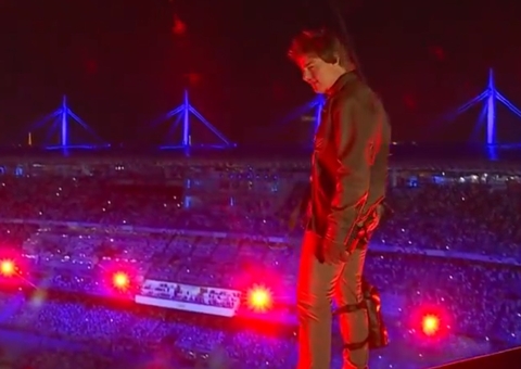 No estilo Missão Impossível, Tom Cruise pula do teto de estádio em encerramento das Olimpíadas; vídeo