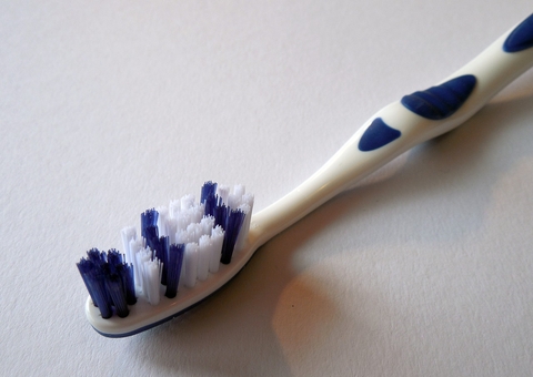 Estudo identifica mais de 600 vírus em escovas de dente e chuveiros