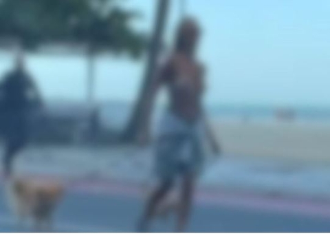 Mulher vai parar na delegacia ao sair de topless para passear com cachorro