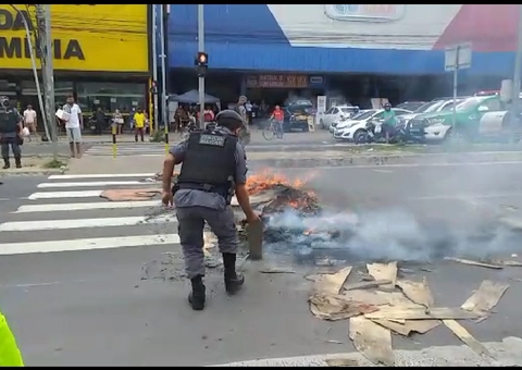 Moradores ateiam fogo e bloqueiam Torquato Tapajós durante protesto; Vídeo