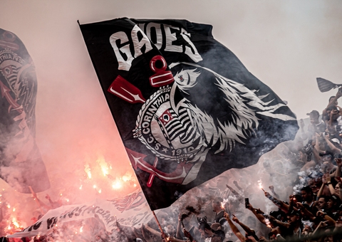 Corinthians busca reforços, mas evita apostas e vê valores altos no mercado