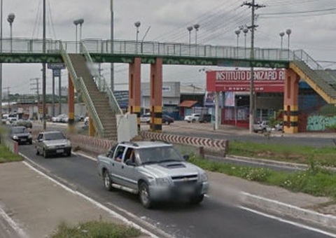 Motorista fica ferido após carro atingir estrutura de passarela na Torquato Tapajós 