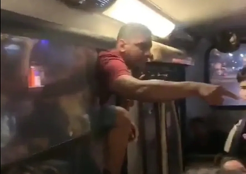 Homem se pendura em ônibus em movimento após flagrar mulher com outro; vídeo